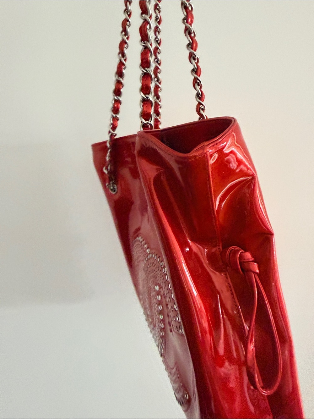 CHANEL Bon Bon Tote - Medium Red patent with rhinestones - Picture 3 of 15